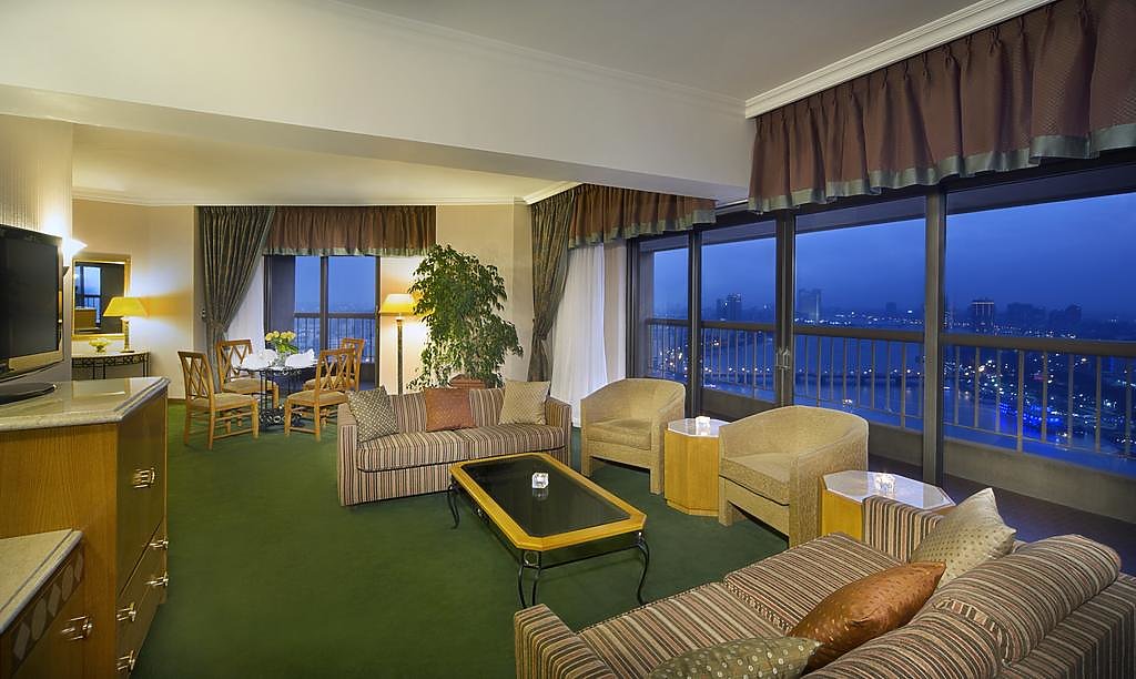 Deluxe Suite with Executive Lounge Access