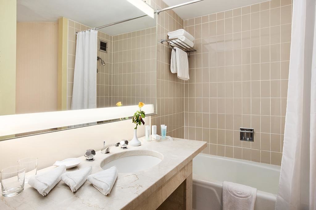 Twin room overlooking the city